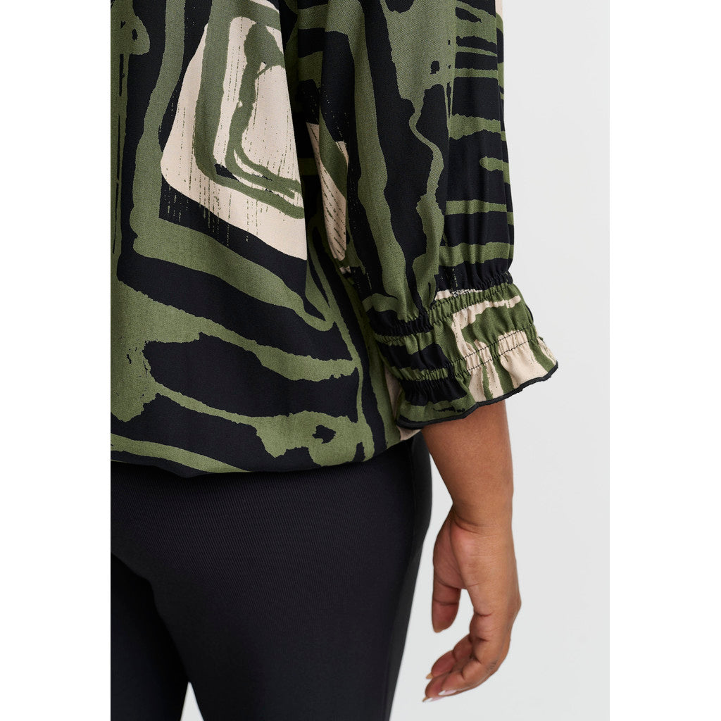 Grön blus med grafiskt mönster