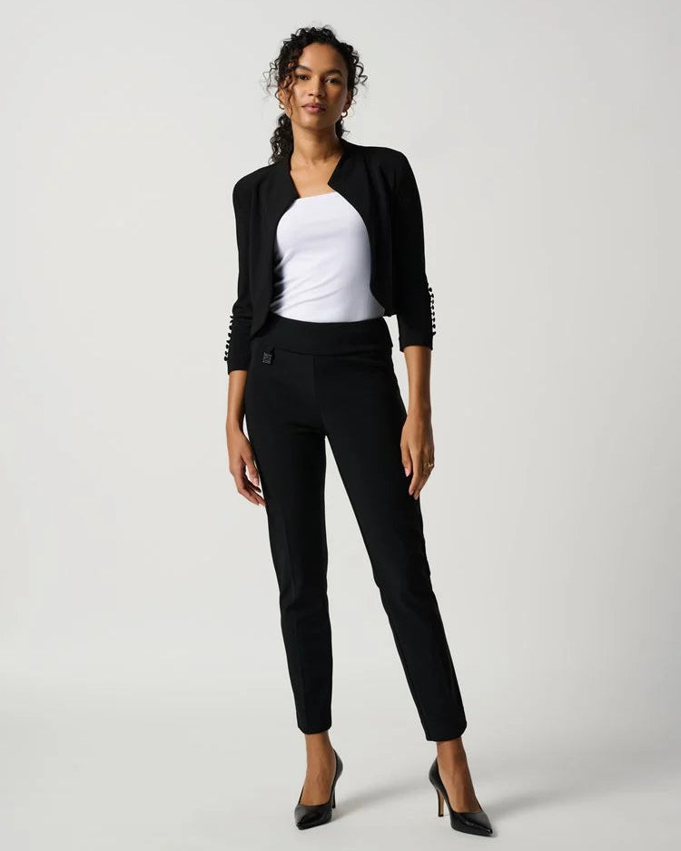 Dra på kostymbyxa i svart