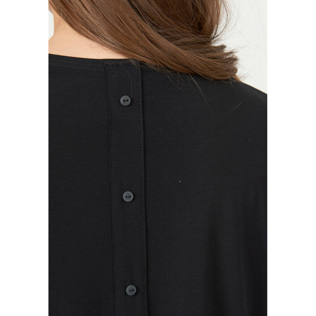 Svart kofta med knappar baktill