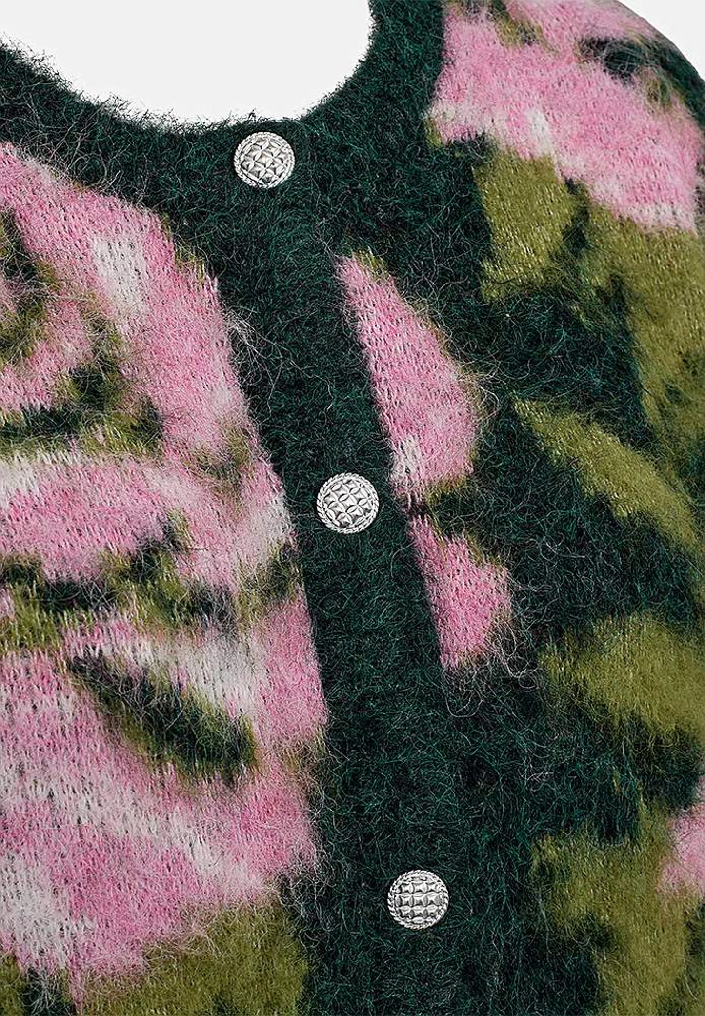 Stickad, fluffig kofta med blommönster