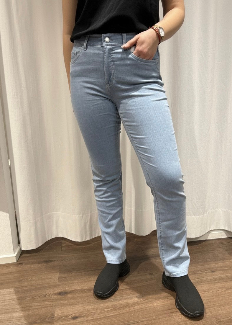 Anna Montana Dora, bleached