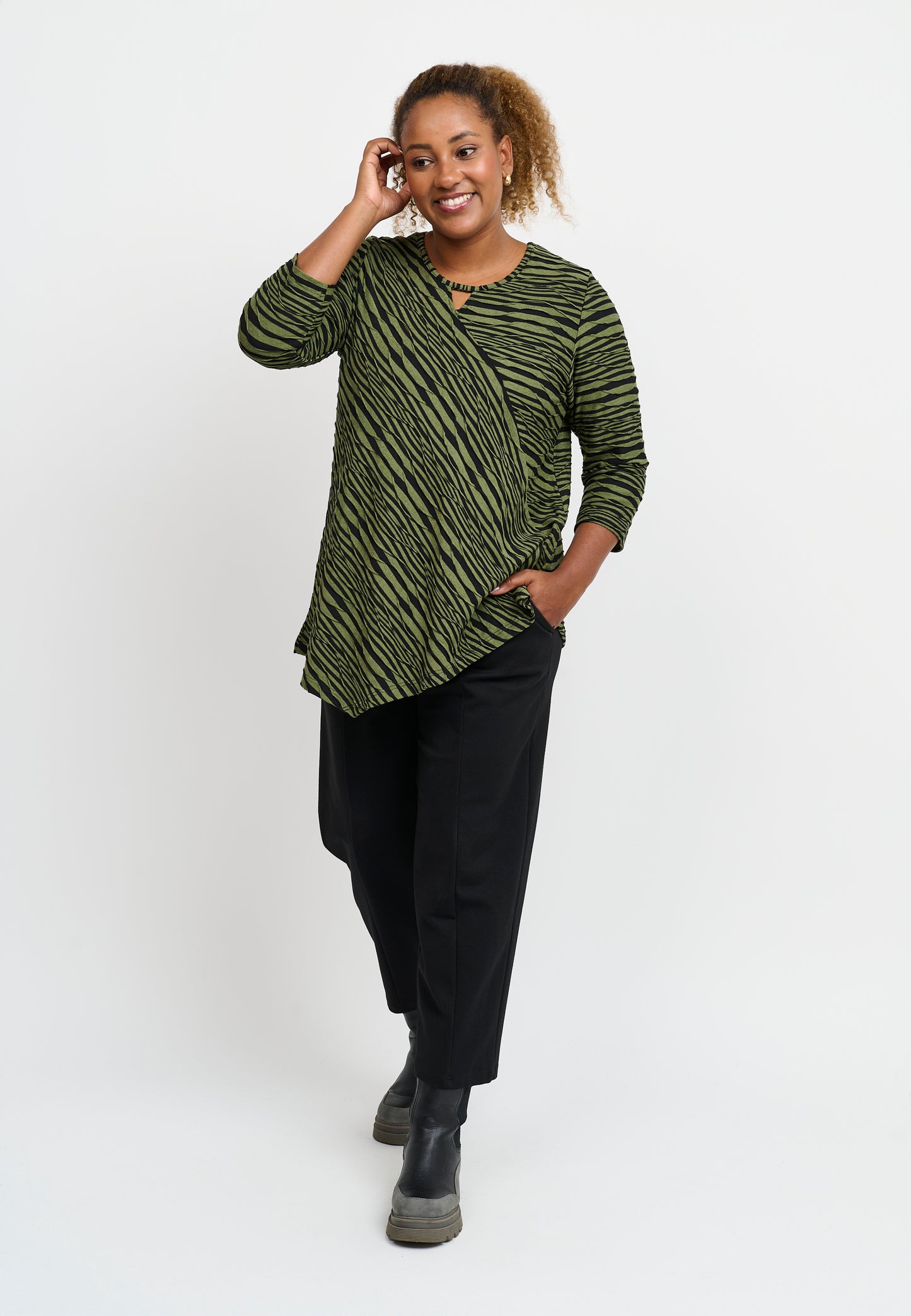 Grön-svart Topp utsvängd i strukturmönster